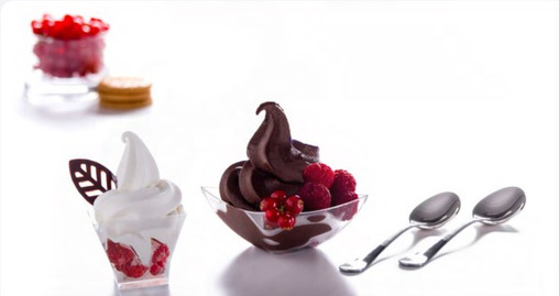 Presentación de postres de helado blanco y chocolate con frutos rojos